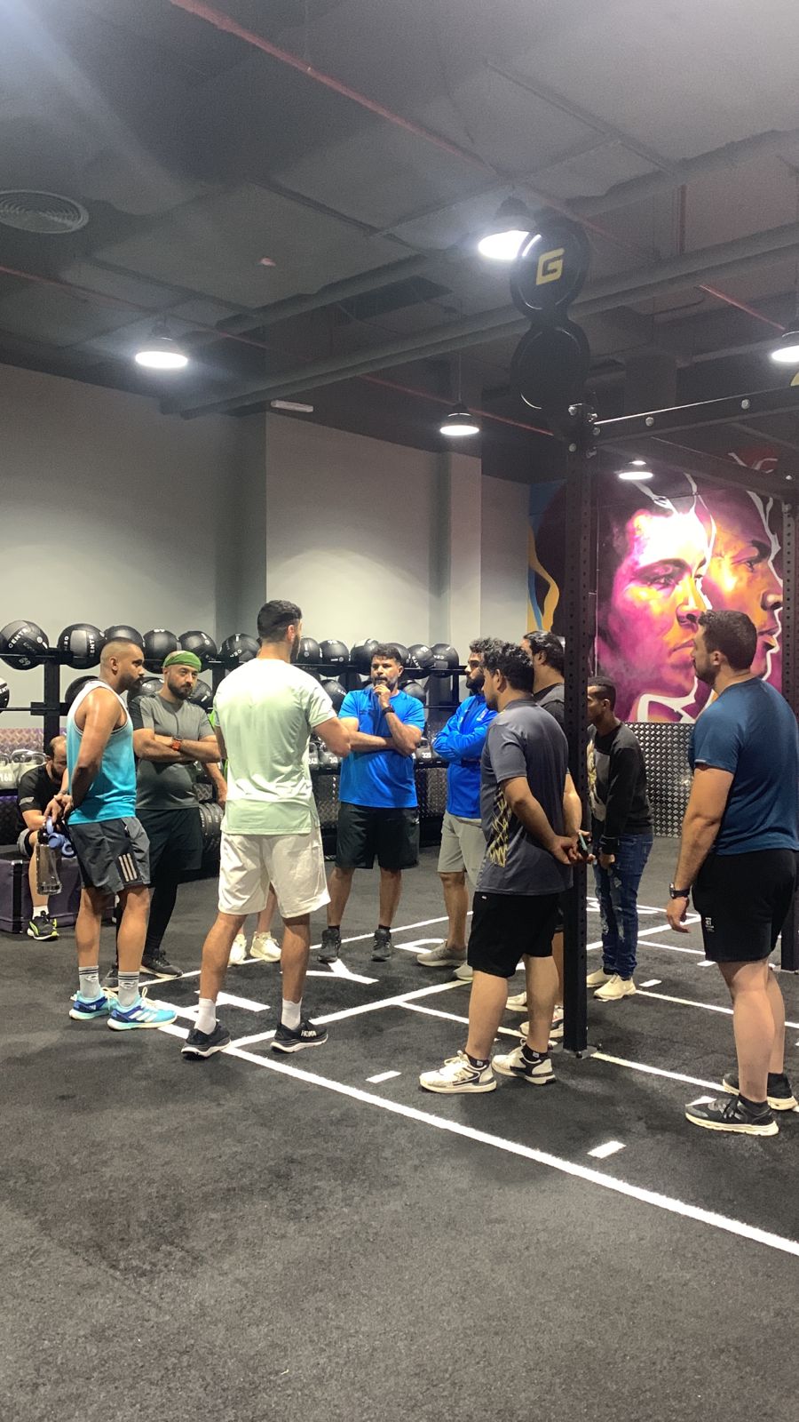 اثناء شرح كابتن فيصل مدرب كروس فت  لكباتن دراج ابحر في جم جيمنيشن طرق التمارين و الفائدة منها 